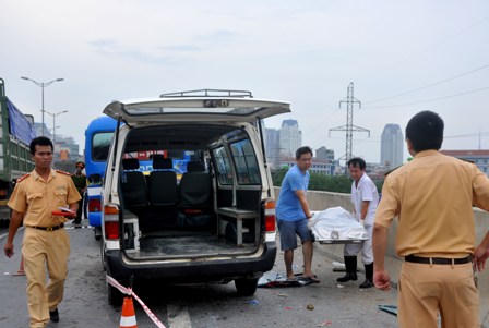 Ô tô khách đâm vào xe tải, một người tử vong